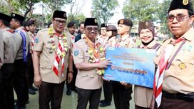 Wali Kota dan Wakil Wali Kota Tangerang, Sachrudin-Maryono memberikan stimulasi kepada anggota Pramuka saat Hari Pramuka Ke-65 di Alun-alun Kota Tangerang. Foto: Ist