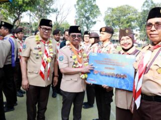 Wali Kota dan Wakil Wali Kota Tangerang, Sachrudin-Maryono memberikan stimulasi kepada anggota Pramuka saat Hari Pramuka Ke-65 di Alun-alun Kota Tangerang. Foto: Ist