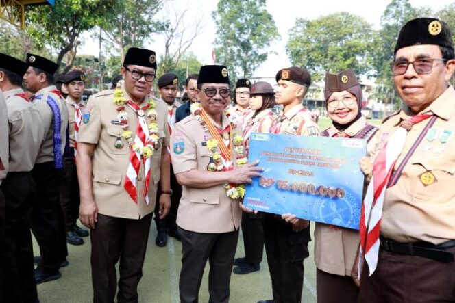 
 Wali Kota dan Wakil Wali Kota Tangerang, Sachrudin-Maryono memberikan stimulasi kepada anggota Pramuka saat Hari Pramuka Ke-65 di Alun-alun Kota Tangerang. Foto: Ist