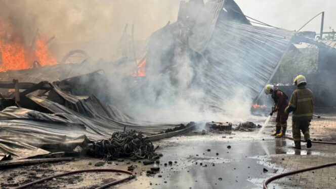 
 Personil BPBD Kota Tangerang saat melakukan pendinginan di Lokasi Kebakaran. Foto: Ist