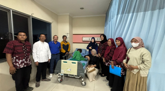 Kepala Dinas Sosial (Dinsos) Kota Tangerang Acep Wahyudi saat dampingi anak terlantar di RSUD Kota Tangerang. Foto: ist