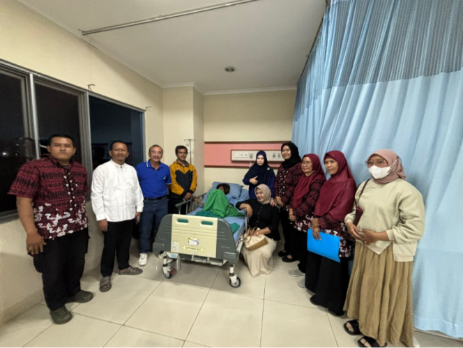 
 Kepala Dinas Sosial (Dinsos) Kota Tangerang Acep Wahyudi saat dampingi anak terlantar di RSUD Kota Tangerang. Foto: ist