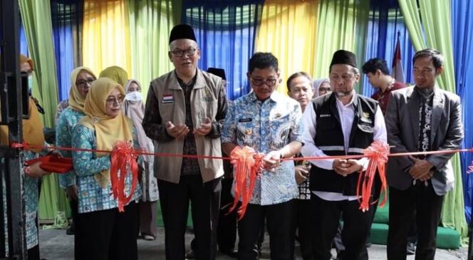 
 Wali Kota Tangerang Sachrudin Didampingi Kepala Dinas Kesehatan Kota Tangerang Dini Anggraeni saat meresmikan Rumas Sehat BAZNAS Sahabat Paru. Foto; Ist