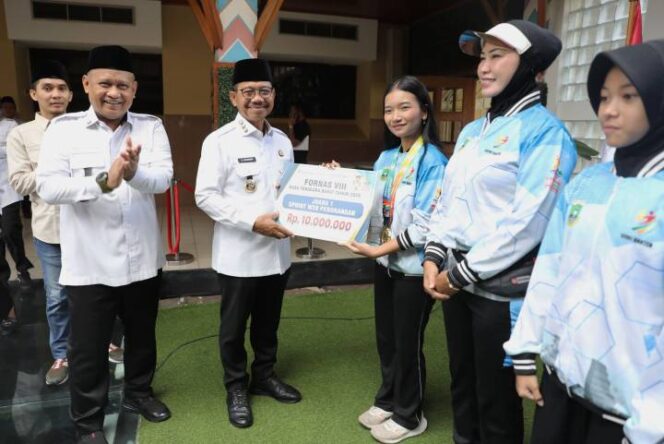 
 Wali Kota Tangerang Sachrudin Didampingi Kepala Dispora Kaonang saat memberikan penghargaan berupa bonus kepada para pegiat olahraga masyarakat, pelatih, dan asisten pelatih asal Kota Tangerang yang telah berpartisipasi mewakili Provinsi Banten pada Festival Olahraga Masyarakat Nasional (FORNAS) VIII di Nusa Tenggara Barat. Foto: ist
