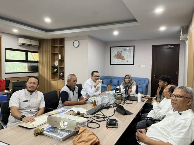 
 Kepala Badan Perencanaan Pembangunan Daerah (Bappeda) Kota Tangerang Yeti Rohaeti saat memimpin Rapat rencana pembangunan Sky Bridge Batuceper. Foto: ist 