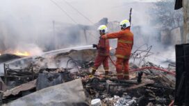 Petugas BPBD Kota Tangerang saat padamkan kebakaran di Asrama Polri Ciledug. Foto: ist 