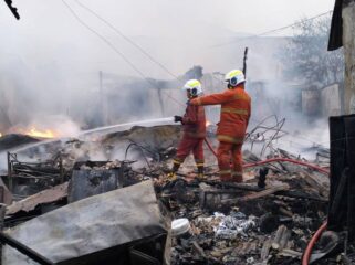 Petugas BPBD Kota Tangerang saat padamkan kebakaran di Asrama Polri Ciledug. Foto: ist 