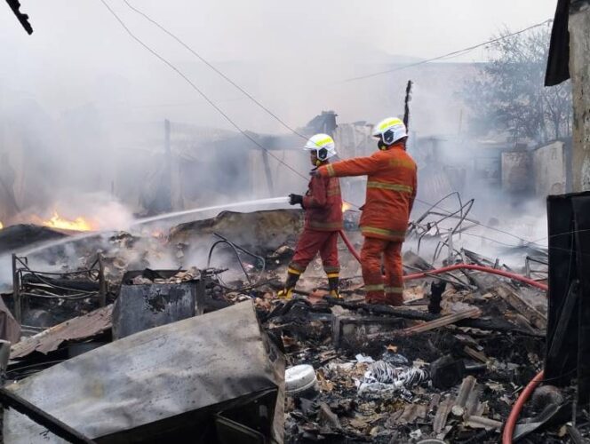 
 Petugas BPBD Kota Tangerang saat padamkan kebakaran di Asrama Polri Ciledug. Foto: ist 