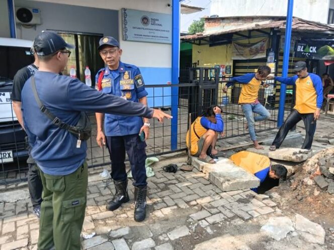 
 Personil BPBD Kota Tangerang saat membantu menangani penyumbatan saluran air di Jalan Raden Fatah, Kelurahan Sudimara, Kecamatan Ciledug. Foto: ist