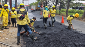 Petugas DPUPR Kota Tangerang saat melakukan penambalan di Jalan Raya Cadas, Periuk, Kota Tangerang. Foto: Ist 