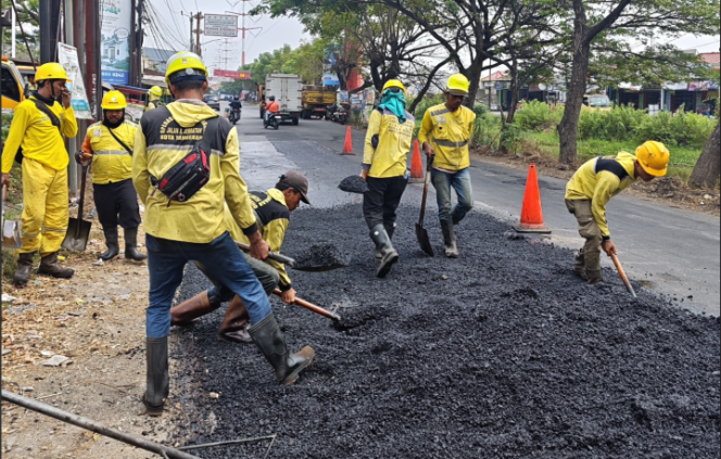
 Petugas DPUPR Kota Tangerang saat melakukan penambalan di Jalan Raya Cadas, Periuk, Kota Tangerang. Foto: Ist 