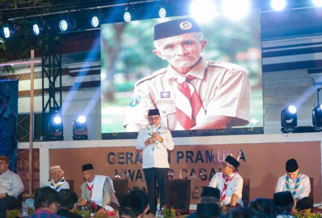 
 Wali Kota Tangerang sekaligus Ketua Majelis Pembimbing Cabang Gerakan Pramuka Kota Tangerang, H. Sachrudin, saat menghadiri kegiatan tahlil dan doa bersama mengenang tujuh hari wafatnya almarhum Kak Herman. Foto: Ist