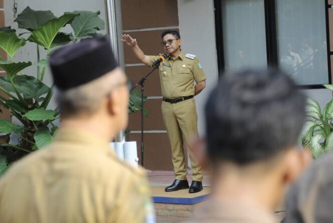 
 Wali Kota Tangerang Sachrudin saat menjadi pembina Apel di Kecamatan Benda. Foto: Ist 