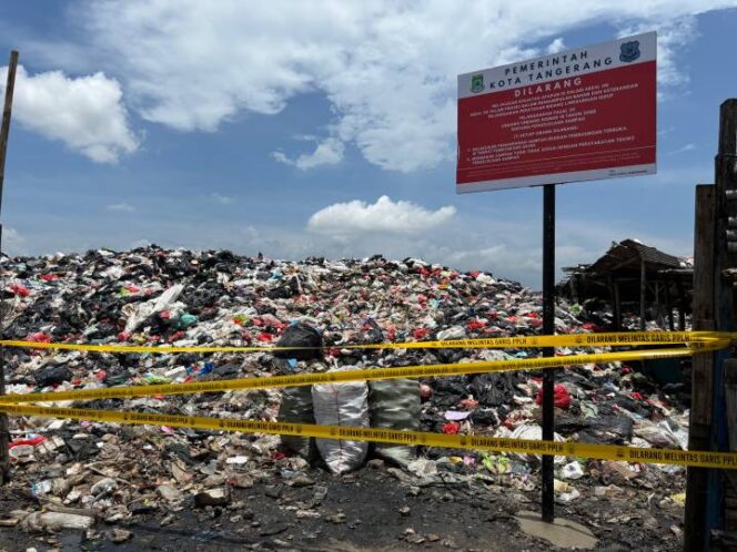 
 Pemerintah Kota Tangerang Pasang Segel dan Plang Penutupan TPS Liar dan Lapak Limbah di Bantaran Sungai Cisadane Neglasari Kota Tangerang. Foto: ist