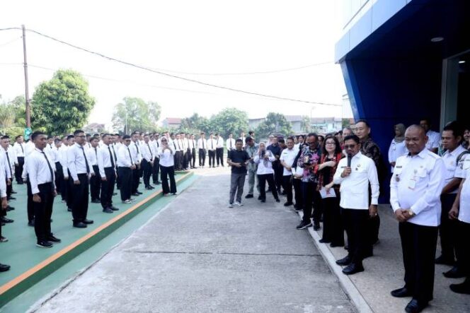 
 Wali Kota Tangerang Sachrudin, saat menghadiri Penandatanganan Kerja Sama Penempatan Tenaga Kerja ke Jepang antara PT Liana Segrus Ltd dengan delapan Sekolah Menengah Kejuruan (SMK) se-Tangerang Raya di Kantor Lembaga Pelatihan Kerja (LPK) Wahana Danau Indah, Karawaci. Foto: ist