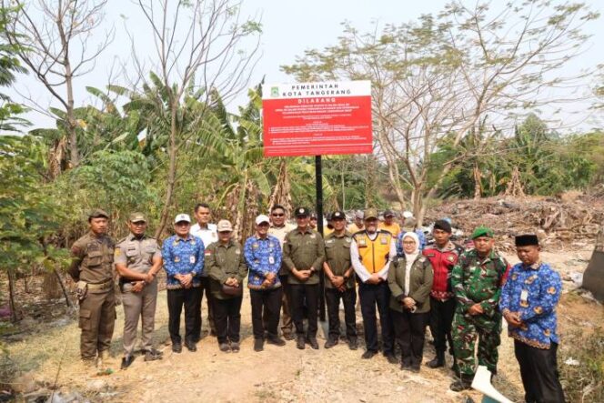 
 Dinas Lingkungan Hidup (DLH) Kota Tangerang menutup tempat pembuangan sampah (TPS) ilegal yang berada di wilayah RW 05, Kelurahan Panunggangan, Kecamatan Pinang. Foto: Ist