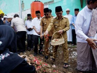 Wali Kota Tangerang Sachrudin saat tabur bunga dimakam almarhum H.Rusdi Alam. Foto: ist