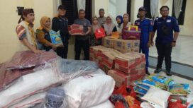 Pemerintah Kota Tangerang melalaui Dinsos Kota Tangerang serahkan bantuan kepada masyarakat Terdampak kebakaran Asrama Polri Ciledug. Foto: 