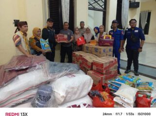 Pemerintah Kota Tangerang melalaui Dinsos Kota Tangerang serahkan bantuan kepada masyarakat Terdampak kebakaran Asrama Polri Ciledug. Foto: 