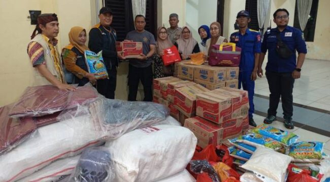 Pemerintah Kota Tangerang melalaui Dinsos Kota Tangerang serahkan bantuan kepada masyarakat Terdampak kebakaran Asrama Polri Ciledug. Foto: 