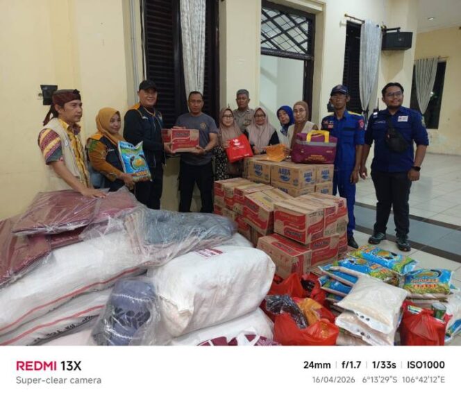 
 Pemerintah Kota Tangerang melalaui Dinsos Kota Tangerang serahkan bantuan kepada masyarakat Terdampak kebakaran Asrama Polri Ciledug. Foto: 