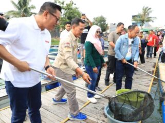 Wakil Wali Kota Tangerang Maryono saat panen Raya di Kampung Wisata Keramba 22 Gebang Raya, Kota Tangerang. Foto: ist