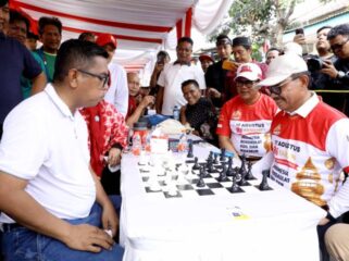 Gubernur Banten, Andra Soni dan Wali Kota Tangerang, H. Sachrudin meriahkan Turnamen Catur dalam Rangka HUT ke-81 RI. Foto: Ist