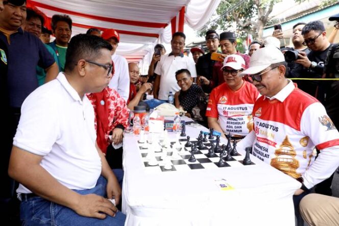 
 Gubernur Banten, Andra Soni dan Wali Kota Tangerang, H. Sachrudin meriahkan Turnamen Catur dalam Rangka HUT ke-81 RI. Foto: Ist