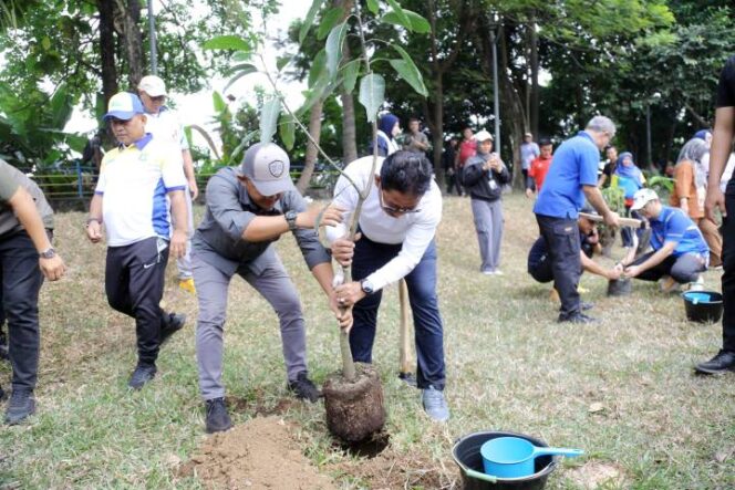 
 Wali Kota Tangerang dan Para Kepala OPD Tanam Pohon dan Bebersih Cisadane: Komitmen Indonesia ASRI