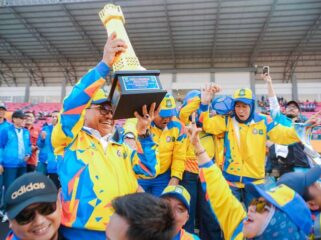 Wali Kota Tangerang Sachrudin saat Angkat Piala juara umum Pekan Olahraga Pelajar Daerah (POPDA) XII Banten 2026. Foto: Ist