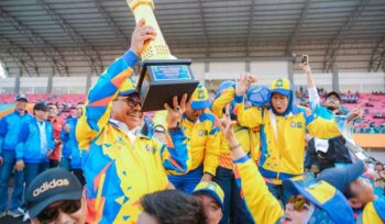 Wali Kota Tangerang Sachrudin saat Angkat Piala juara umum Pekan Olahraga Pelajar Daerah (POPDA) XII Banten 2026. Foto: Ist