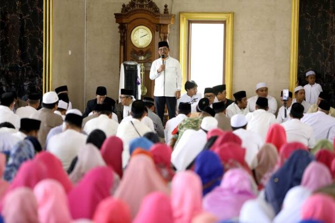 
 Wali Kota Tangerang H. Sachrudin didampingi Wakil Wali Kota H. Maryono, jajaran Aparatur Sipil Negara (ASN), para ulama, tokoh agama, serta masyarakat di Masjid Jami Al Mubarok, Kelurahan Kreo, Kecamatan Larangan. Foto: Ist