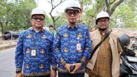 Kepala Dinas Pekerjaan Umum dan Penataan Ruang (PUPR) Kota Tangerang Taufik Syahzaeni saat meninjau Perbaikan Jalan Marsekal Suryadarma Neglasari. Foto: Ist 