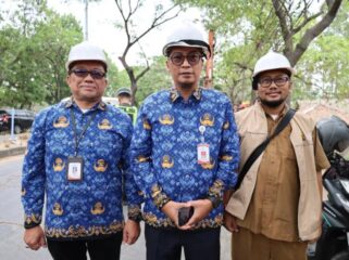 Kepala Dinas Pekerjaan Umum dan Penataan Ruang (PUPR) Kota Tangerang Taufik Syahzaeni saat meninjau Perbaikan Jalan Marsekal Suryadarma Neglasari. Foto: Ist 
