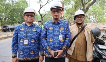 Kepala Dinas Pekerjaan Umum dan Penataan Ruang (PUPR) Kota Tangerang Taufik Syahzaeni saat meninjau Perbaikan Jalan Marsekal Suryadarma Neglasari. Foto: Ist 