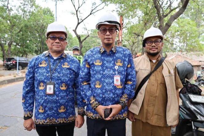
 Kepala Dinas Pekerjaan Umum dan Penataan Ruang (PUPR) Kota Tangerang Taufik Syahzaeni saat meninjau Perbaikan Jalan Marsekal Suryadarma Neglasari. Foto: Ist 