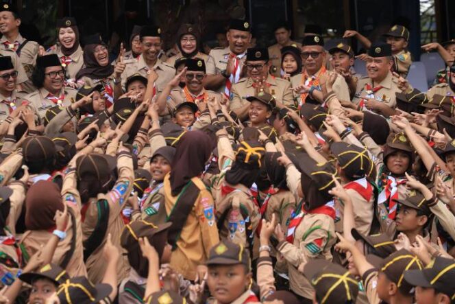 
 Wali Kota dan Wakil Wali Kota Tangerang, Sachrudin-Maryono saat menghadiri Peringatan Hari Pramuka Ke-65 di Alun-alun Kota Tangerang. Foto: Ist