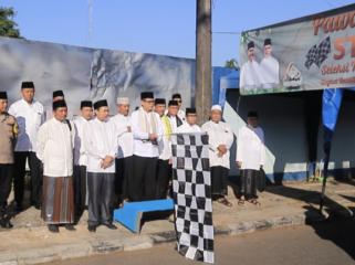 Camat Cibodas Ahmad Suhendar (pegang bendera) melepas kafilah pawai taaruf Seleksi Tilawatil Qur'an di Alun-Alun Cibodas, Kecamatan Cibodas, Kota Tangerang. Foto: ist