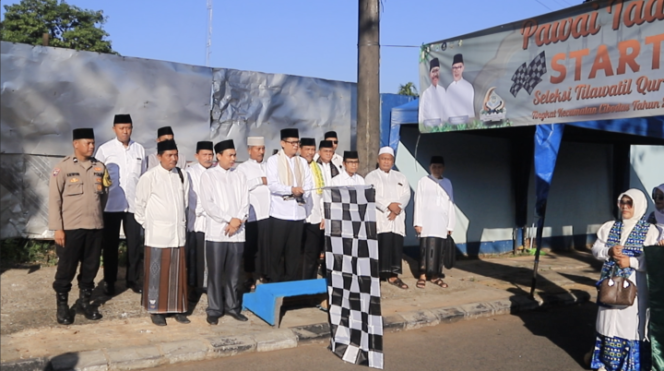 
 Camat Cibodas Ahmad Suhendar (pegang bendera) melepas kafilah pawai taaruf Seleksi Tilawatil Qur'an di Alun-Alun Cibodas, Kecamatan Cibodas, Kota Tangerang. Foto: ist
