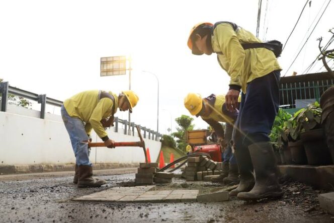 
 Petugas saat memperbaiki sejumlah ruas jalan. Foto: ist 