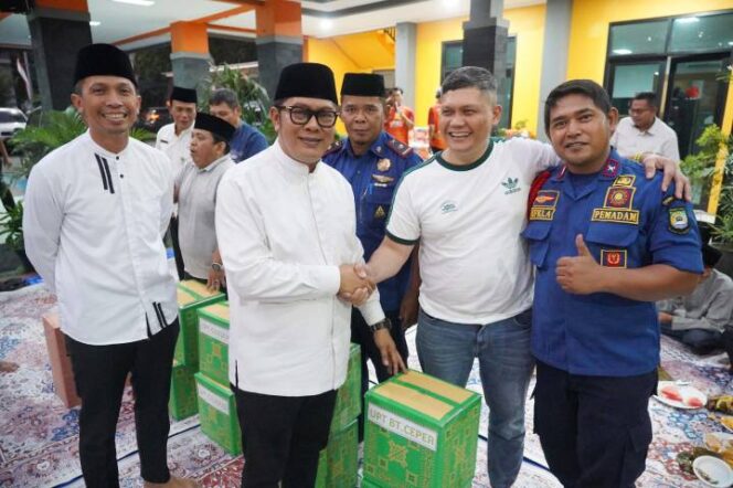 
 Wakil Wali Kota Tangerang Maryono Didampingi Kepala BPBD Kota Tangerang Mahdiar saat Silaturahmi dan Buka Puasa Bersama Personil BPBD dan Damkar di Mako BPBD Kota Tangerang. Foto: ist