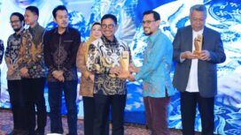 Wali Kota Tangerang  Sachrudin menerima penghargaan The Best Transformative Leadership kategori Kepala Daerah Inspiratif. Yakni, atas upaya nyata dalam memberikan kemudahan pelayanan publik melalui aplikasi Super App Tangerang LIVE. Foto: Ist