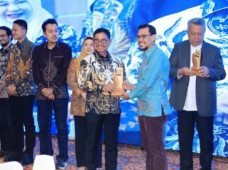 Wali Kota Tangerang  Sachrudin menerima penghargaan The Best Transformative Leadership kategori Kepala Daerah Inspiratif. Yakni, atas upaya nyata dalam memberikan kemudahan pelayanan publik melalui aplikasi Super App Tangerang LIVE. Foto: Ist