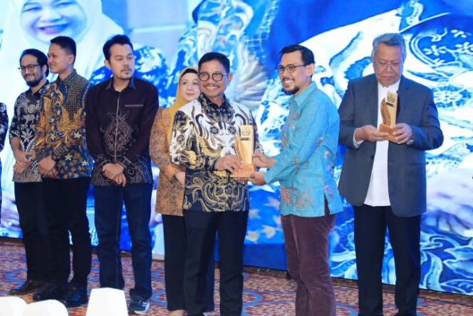 
 Wali Kota Tangerang  Sachrudin menerima penghargaan The Best Transformative Leadership kategori Kepala Daerah Inspiratif. Yakni, atas upaya nyata dalam memberikan kemudahan pelayanan publik melalui aplikasi Super App Tangerang LIVE. Foto: Ist