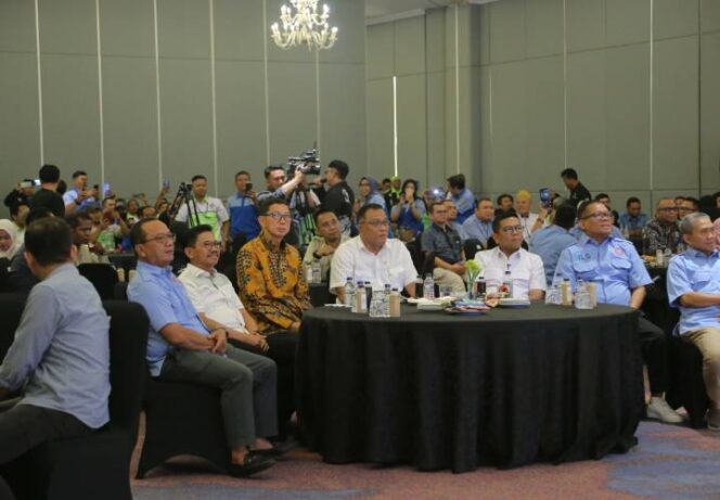 
 Wali Kota Tangerang Sachrudin bersama Ketua Umum KSPSI, Mohammad Jumhur Hidayat, dan Gubernur Banten, Andra Soni saat menghadiri Penutupan 
Kegiatan May Day yang digelar di Aston Tangerang Hotel & Conference Center. Foto: Ist 