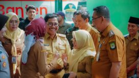 Wali Kota Tangerang Sachrudin Didampingi Kepala Dinas Kesehatan Kota Tangerang saat saat meninjau pelaksanaan CKG yang diselenggarakan Dinas Kesehatan Provinsi Banten di kawasan Pondok Lakah Permai, Kelurahan Paninggilan, Kecamatan Ciledug, Kota Tangerang. Foto: Ist