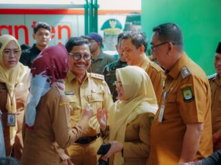 Wali Kota Tangerang Sachrudin Didampingi Kepala Dinas Kesehatan Kota Tangerang saat saat meninjau pelaksanaan CKG yang diselenggarakan Dinas Kesehatan Provinsi Banten di kawasan Pondok Lakah Permai, Kelurahan Paninggilan, Kecamatan Ciledug, Kota Tangerang. Foto: Ist