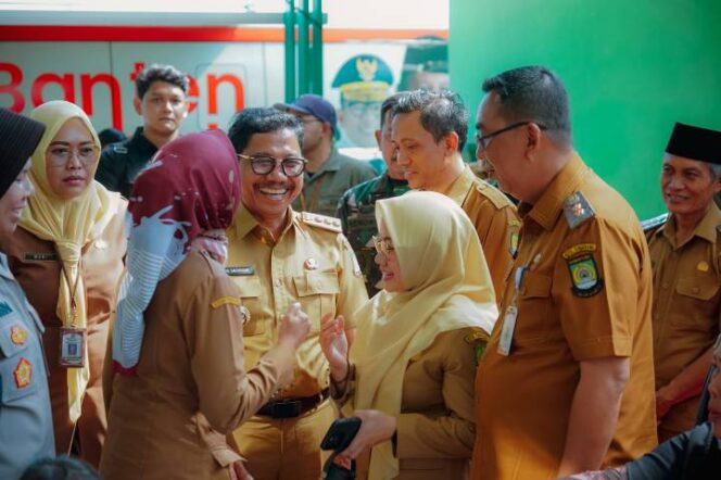 
 Wali Kota Tangerang Sachrudin Didampingi Kepala Dinas Kesehatan Kota Tangerang saat saat meninjau pelaksanaan CKG yang diselenggarakan Dinas Kesehatan Provinsi Banten di kawasan Pondok Lakah Permai, Kelurahan Paninggilan, Kecamatan Ciledug, Kota Tangerang. Foto: Ist