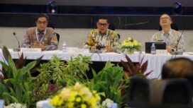 Wakil Wali Kota Tangerang, H. Maryono Hasan didampingi kepala DPMPTSP Kota Tangerang Sugiharto Bagdja memaparkan berbagai inovasi dan capaian Kota Tangerang di hadapan Tim Penilai dalam kegiatan Pemaparan Nomine Pemerintah Daerah di Gedung Nusantara, Kementerian Investasi dan Hilirisasi/BKPM, Jakarta. Foto: Ist
