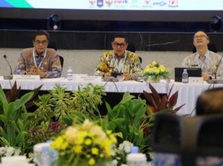 Wakil Wali Kota Tangerang, H. Maryono Hasan didampingi kepala DPMPTSP Kota Tangerang Sugiharto Bagdja memaparkan berbagai inovasi dan capaian Kota Tangerang di hadapan Tim Penilai dalam kegiatan Pemaparan Nomine Pemerintah Daerah di Gedung Nusantara, Kementerian Investasi dan Hilirisasi/BKPM, Jakarta. Foto: Ist